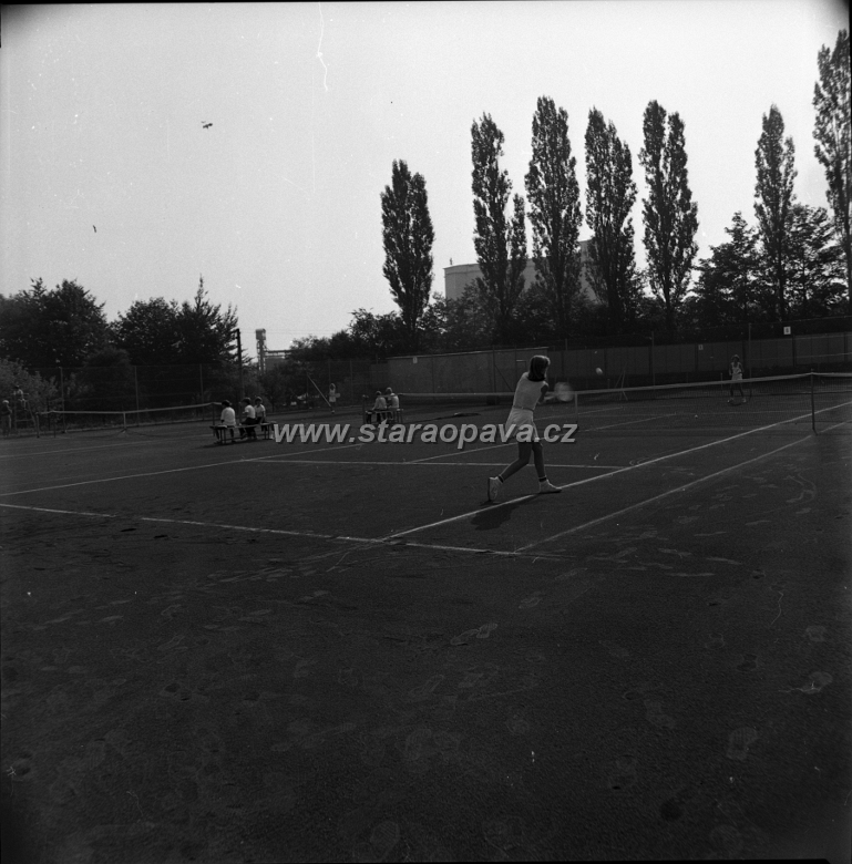 nerudova (13).jpg - Tenisové kurty na místě bývalého fotbalového stadionu. Rok 1986. Foto Vladimír Tkáč